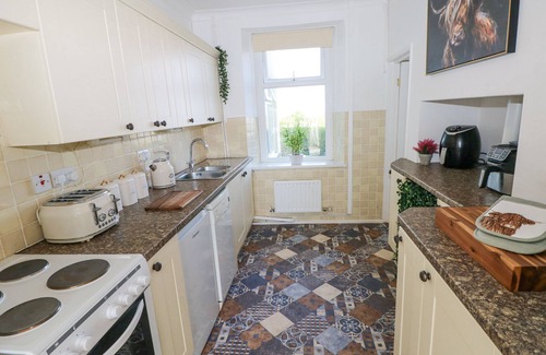 Llanrhidian Higher Cabaña | BURRY HOUSE, pet friendly, with hot tub in Llanmorlais