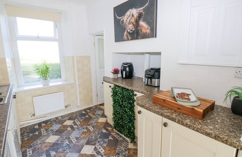 Llanrhidian Higher Cabaña | BURRY HOUSE, pet friendly, with hot tub in Llanmorlais