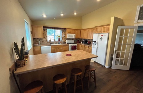 Redmond Casa | Burt’s Base Camp in the hub of Central Oregon. Close to everything outdoors.