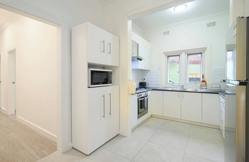 Burwood Casa | Burwood 3Br house close to train/shopping/parks