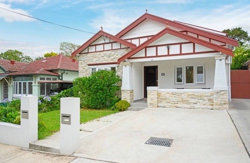 Burwood Casa | Burwood 3Br house close to train/shopping/parks