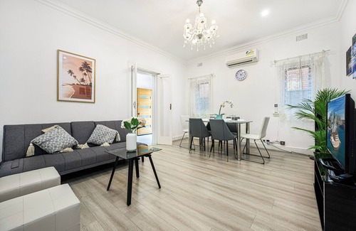 Burwood Casa | Burwood 3Br house close to train/shopping/parks