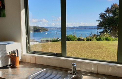 Whangarei Heads Cabaña | Telón de fondo de Bush, privacidad y vistas a la bahía