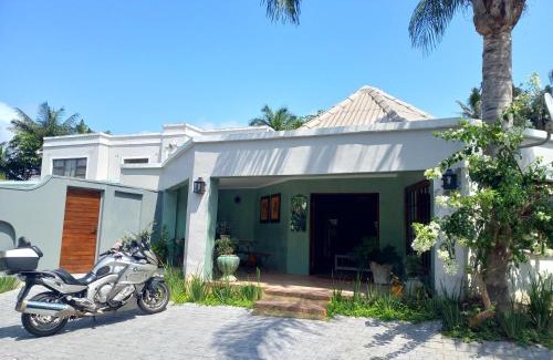 Umhlali Beach Cama Y Desayuno | Bush Willow Suite - Villa Roc Guesthouse, Salt Rock Ballito Solar Power