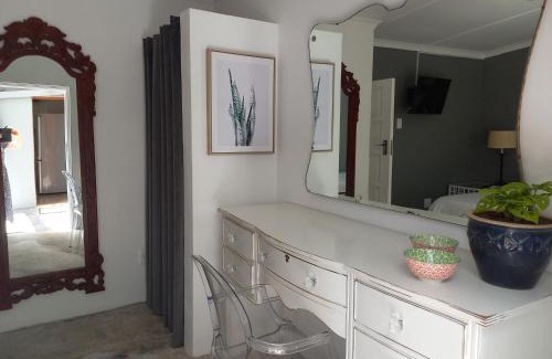 Umhlali Beach Cama Y Desayuno | Bush Willow Suite - Villa Roc Guesthouse, Salt Rock Ballito Solar Power