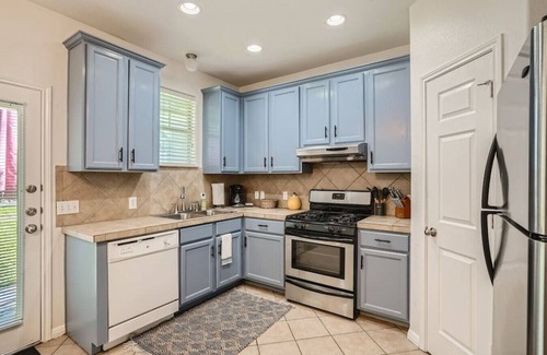 North Loop Casa | Business Friendly Central Austin 3/2 Townhome w/ Pool!