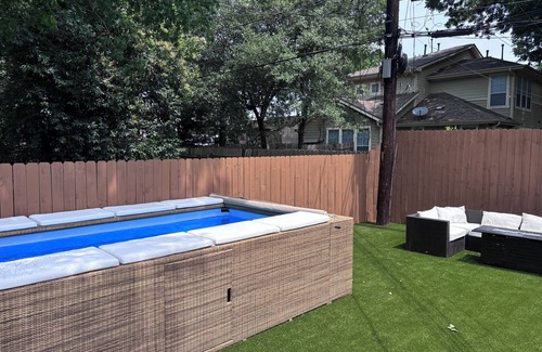 North Loop Casa | Business Friendly Central Austin 3/2 Townhome w/ Pool!
