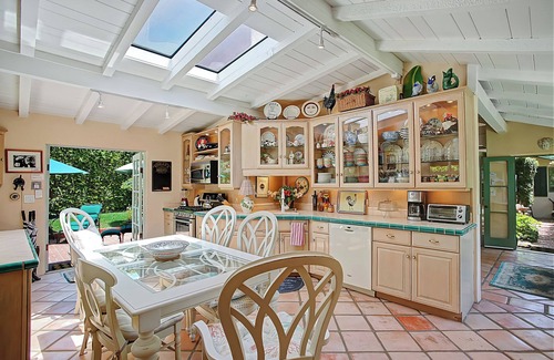 Montecito Casa | BUTTERFLY BEACH HOUSE .... 3 MIN PASEO A LA PLAYA Y PUEBLO, A 8 MIN PASEO BILTMORE HOTEL