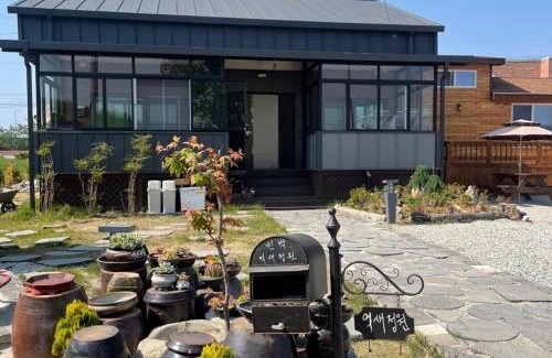Buyeo Casa | Buyeo Eoksae Jeongwon Pension