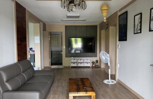 Buyeo Casa | Buyeo Eoksae Jeongwon Pension