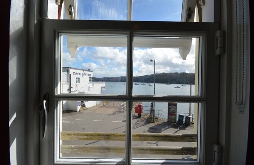 Tobermory Apartamento | Buzzard Apartment located on Tobermory High Street