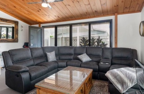 Orewa Casa | Buzzing restaurant Orewa Village and Orewa Beach a quick walk. Pet friendly.