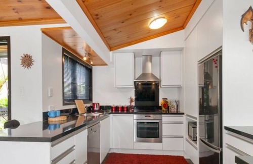 Orewa Casa | Buzzing restaurant Orewa Village and Orewa Beach a quick walk. Pet friendly.