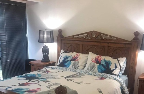 Orewa Casa | Buzzing restaurant Orewa Village and Orewa Beach a quick walk. Pet friendly.