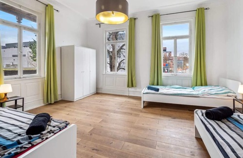 Metzingen Apartamento | Bw16 Ferienwohnungen Metzingen mit Balkon, 2 Schlafzimmer, 1 Wohn-/schlafzimmer, Max. 9 Personen