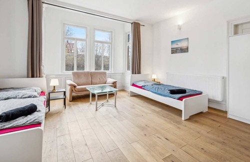 Metzingen Apartamento | Bw17 Ferienwohnungen Metzingen mit Balkon, 2 Schlafzimmer, 1 Wohn-/schlafzimmer, Max. 9 Personen