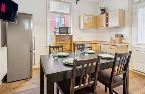 Metzingen Apartamento | Bw17 Ferienwohnungen Metzingen mit Balkon, 2 Schlafzimmer, 1 Wohn-/schlafzimmer, Max. 9 Personen