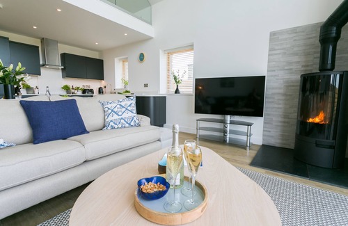 Cylch-Y-Garn Cabaña | Bwncath - a coastal that sleeps 6 guests in 3 bedrooms