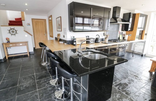 Cylch-Y-Garn Cabaña | BWTHYN AWEL, family friendly, luxury holiday cottage in Cemaes Bay