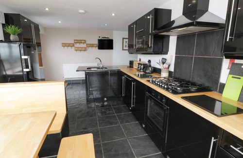 Cylch-Y-Garn Cabaña | BWTHYN AWEL, family friendly, luxury holiday cottage in Cemaes Bay