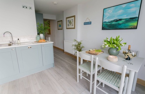Cylch-Y-Garn Apartamento | Bwthyn Bach - a sea view that sleeps 4 guests in 2 bedrooms