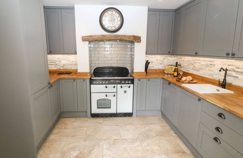 Penrhyndeudraeth Cabaña | BWTHYN BACH GWYN, pet friendly, with hot tub in Penrhyndeudraeth