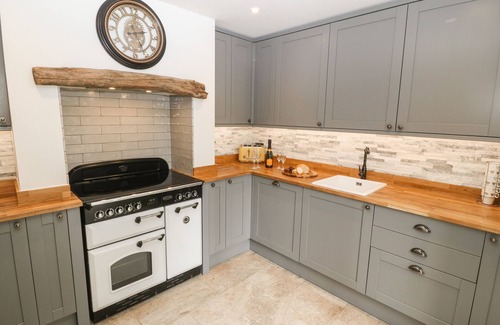 Penrhyndeudraeth Cabaña | BWTHYN BACH GWYN, pet friendly, with hot tub in Penrhyndeudraeth