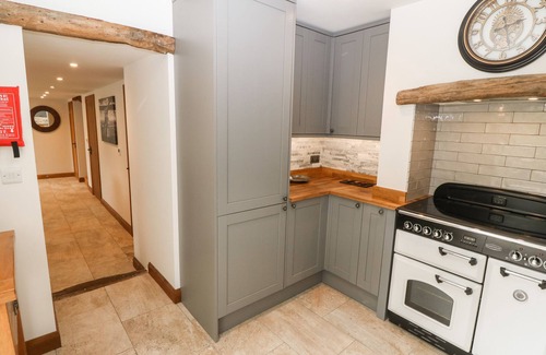 Penrhyndeudraeth Cabaña | BWTHYN BACH GWYN, pet friendly, with hot tub in Penrhyndeudraeth
