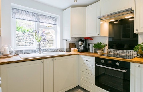 Beaumaris Cabaña | Bwthyn Bryn Gwyn - a near a pub that sleeps 4 guests in 2 bedrooms