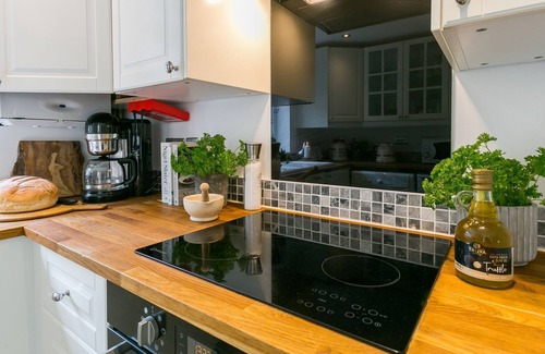 Beaumaris Cabaña | Bwthyn Bryn Gwyn - a near a pub that sleeps 4 guests in 2 bedrooms