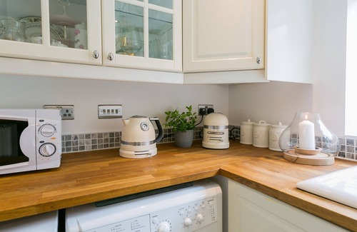 Beaumaris Cabaña | Bwthyn Bryn Gwyn - a near a pub that sleeps 4 guests in 2 bedrooms