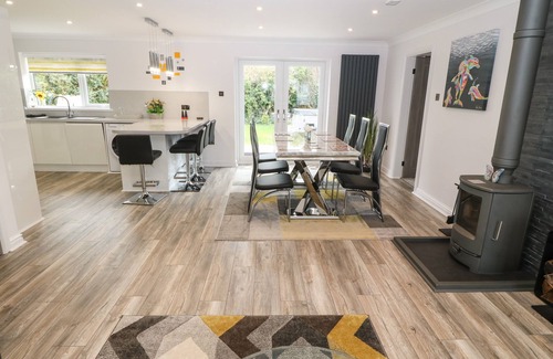 Cemaes Bay Cabaña | BWTHYN EIRLYS (SNOWDROP COTTAGE), family friendly in Cemaes Bay