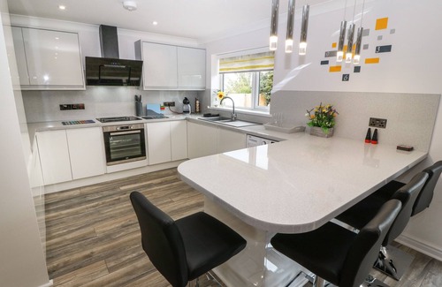 Cemaes Bay Cabaña | BWTHYN EIRLYS (SNOWDROP COTTAGE), family friendly in Cemaes Bay