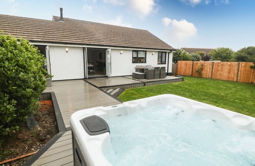 Cemaes Bay Cabaña | BWTHYN EIRLYS (SNOWDROP COTTAGE), family friendly in Cemaes Bay