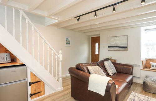 Cemaes Bay Casa | BWTHYN LILI (LILY COTTAGE), pet friendly in Cemaes Bay