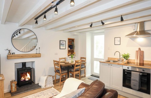 Cemaes Bay Casa | BWTHYN LILI (LILY COTTAGE), pet friendly in Cemaes Bay