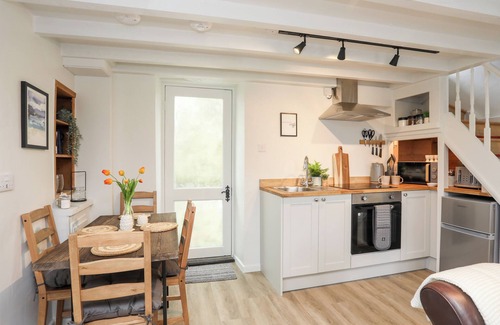 Cemaes Bay Casa | BWTHYN LILI (LILY COTTAGE), pet friendly in Cemaes Bay