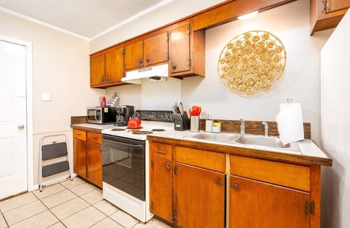 Pineville Apartamento | By Downtown | WFH👩💻 | 55" TV |King 🛏 | Free🅿️ |Pets✅