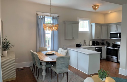 Metropolitan Apartamento | By Forsyth Park, W/ King Bed +New Bath & Kitchen!