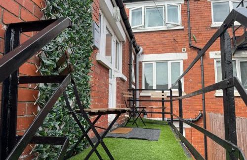 Riverside Apartamento | By Lushlets - Apartments Games Room Hot Tub - Great for Hens Stags and Sporting groups