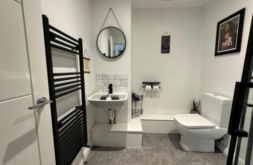 Riverside Apartamento | By Lushlets - Apartments Games Room Hot Tub - Great for Hens Stags and Sporting groups
