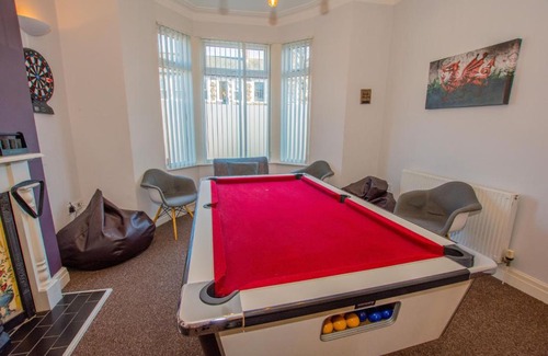 Castle Quarter Casa | By Lushlets - City Centre Hot tub Pool table - Great for Hens Stags & Rugby groups!