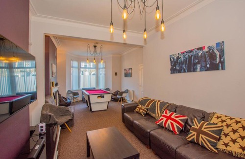 Castle Quarter Casa | By Lushlets - City Centre Hot tub Pool table - Great for Hens Stags & Rugby groups!