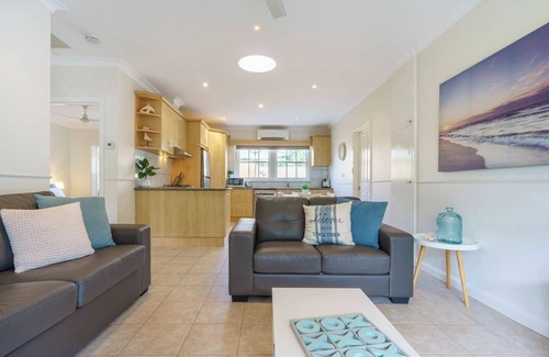 Rosebud Casa | By the Beach Your Comfy Rosebud Holiday Home
