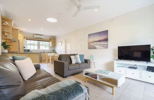 Rosebud Casa | By the Beach Your Comfy Rosebud Holiday Home
