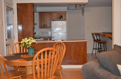 Gananoque Apartamento | By The Rivers, un apartamento único con vista al río St. Lawrence