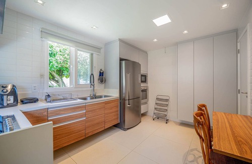Praia Rasa Casa | BZ77 Foot in the sand! House with jacuzzi 4 suites