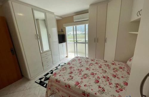 Governador Celso Ramos Apartamento | cód 77 · Amplo apartamento a 80 metros do mar