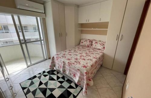 Governador Celso Ramos Apartamento | cód 77 · Amplo apartamento a 80 metros do mar