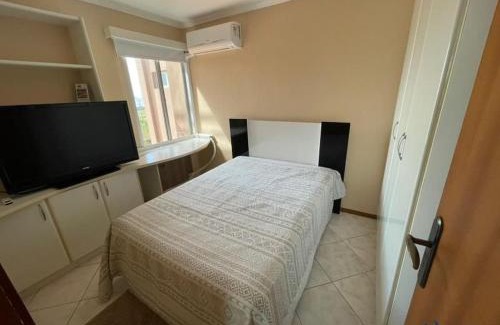 Governador Celso Ramos Apartamento | cód 77 · Amplo apartamento a 80 metros do mar